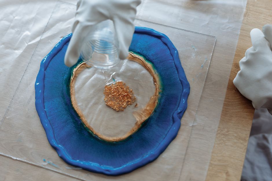 Een professional herstelt epoxy vloeren met precisie en aandacht voor detail om schade te verhelpen.