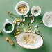 Een kleurrijke verzameling van vitamines en supplementen op een houten tafel, met innovatieve technologie in de achtergrond.