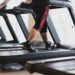 Een professionele hardloopband in een moderne fitnessruimte, geschikt voor topprestaties en langdurig gebruik.