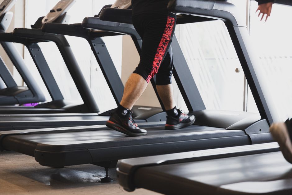 Een professionele hardloopband in een moderne fitnessruimte, geschikt voor topprestaties en langdurig gebruik.